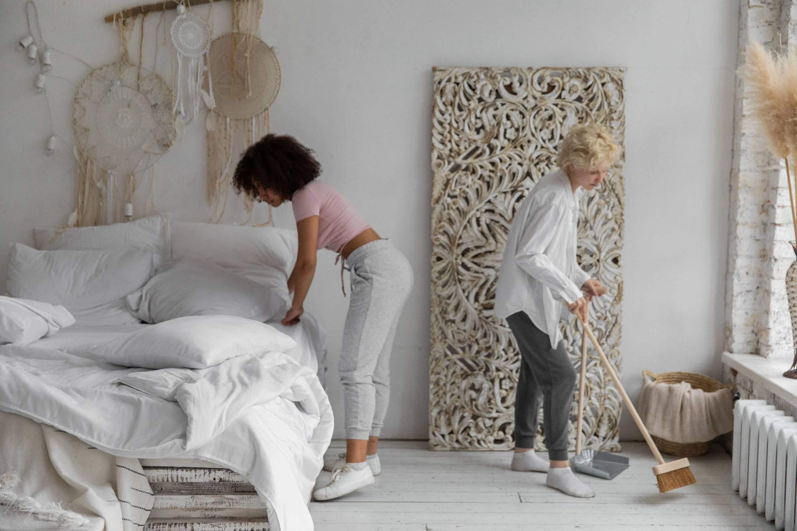 Picture of a team cleaning a white bedroom